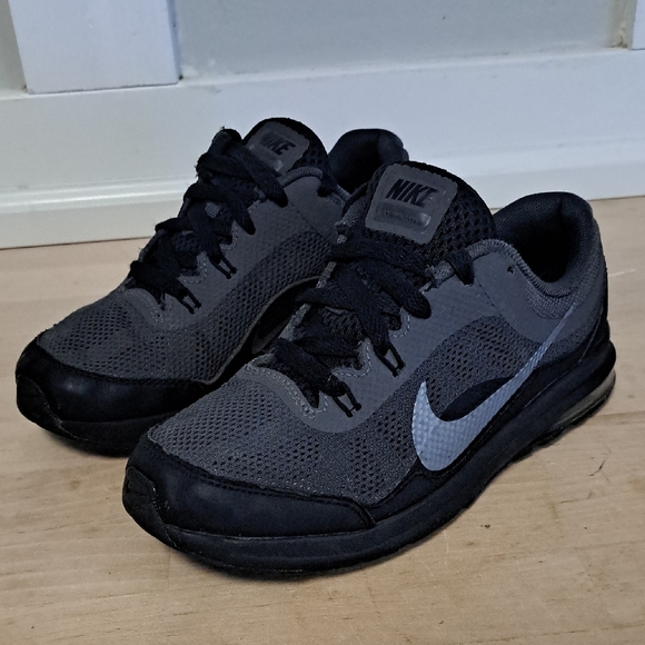 Nike Other - Nike Kids Air Max Black & Gray Sneakers – Size 1Y (Youth)